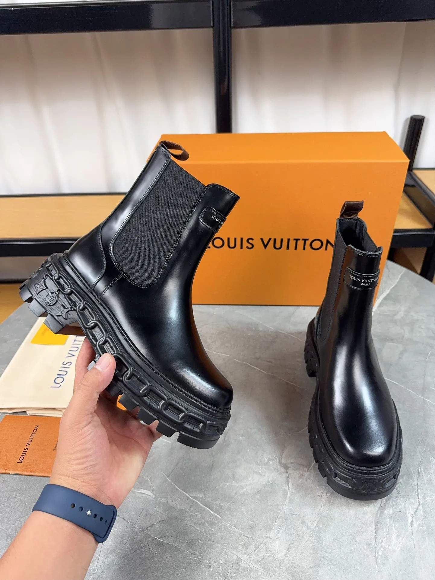 Men's shoes 💰700💰Ladies model Louis vuitton new short boots; beautiful lines and no bloat, original first-layer cowhide combined with high mercerized frosted cowhide, thin strap motorcycle boots are easy to put on and take off, without contrast (to isolate the cold winter) ❶ Upper: original open edge beaded cowhide ❷ Inner: cowhide ❸ Foot pads: cowhide leather ❹ Outsole: original wear-resistant and non-slip raw rubber sole ❺Sole height: 6cn ❻Packaging: Original LV special box ❼Number: 34-41 (34/41 customization is not returnable) Boot height 6 inches ☀Color: (black military green)